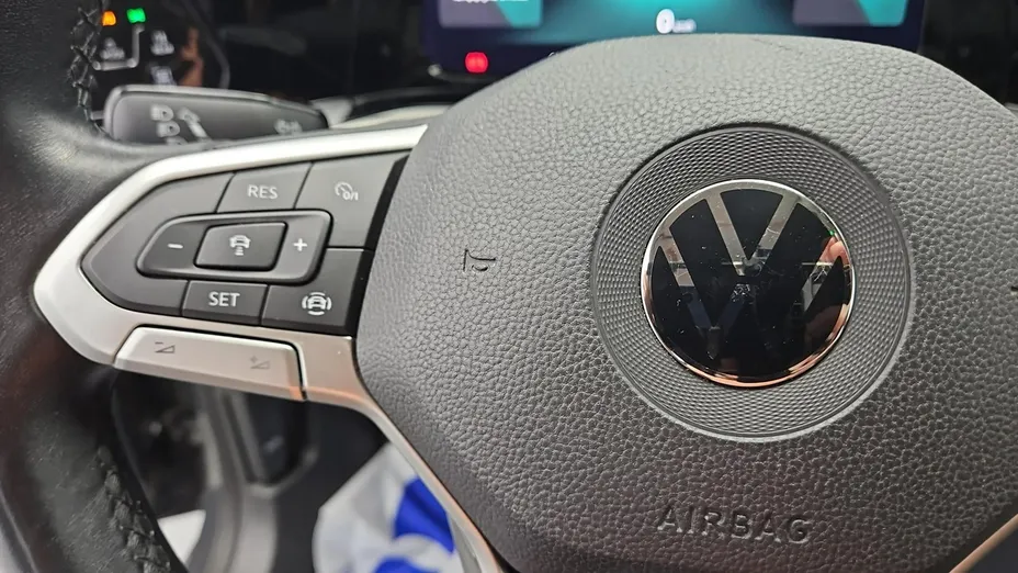 VOLKSWAGEN Golf -