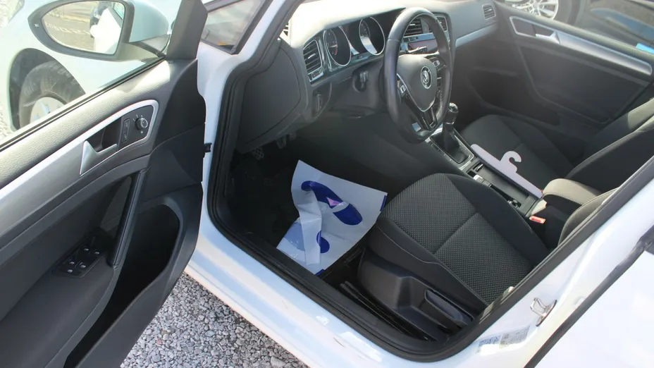 VOLKSWAGEN Golf -