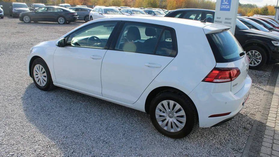 VOLKSWAGEN Golf -