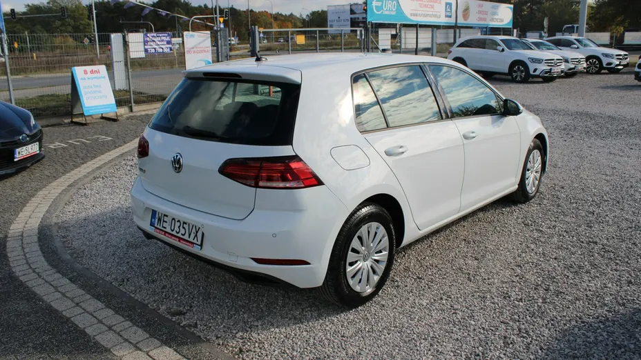 VOLKSWAGEN Golf -