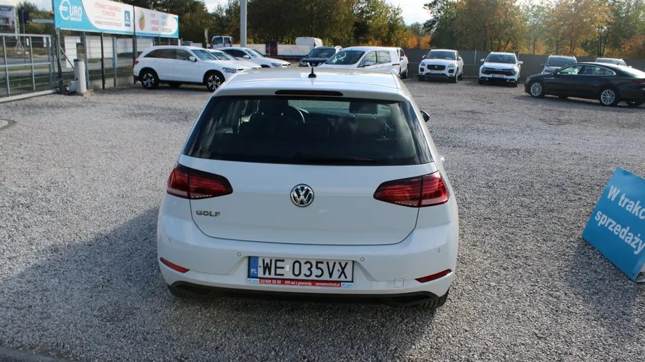 VOLKSWAGEN Golf -