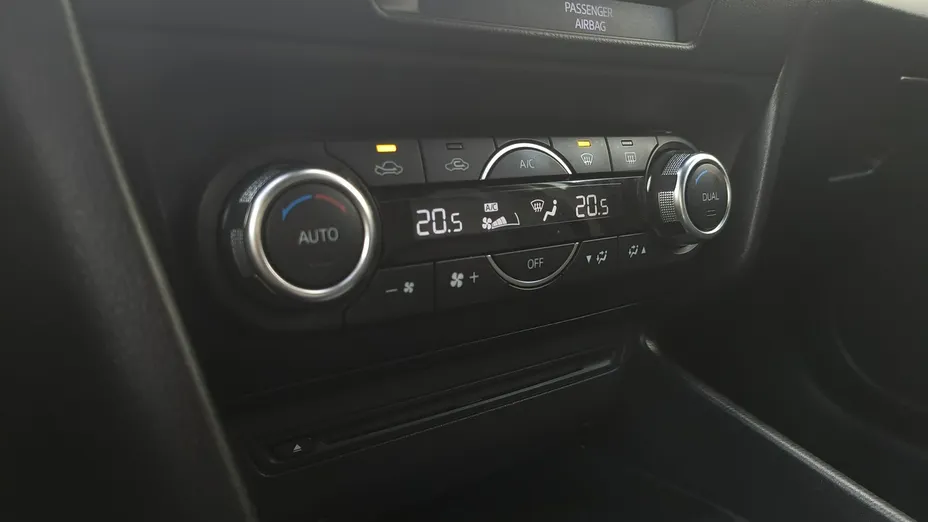 MAZDA 3 -