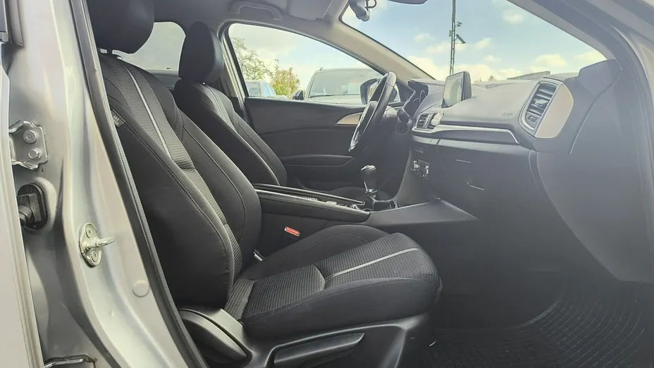 MAZDA 3 -