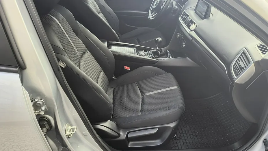 MAZDA 3 -