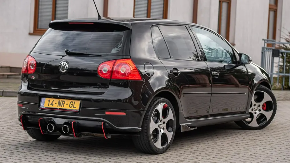 VOLKSWAGEN Golf -