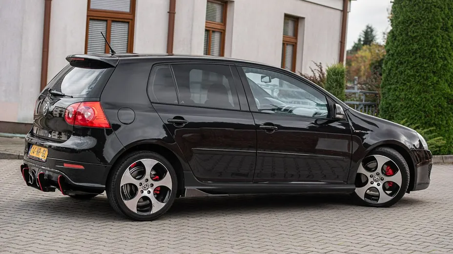 VOLKSWAGEN Golf -
