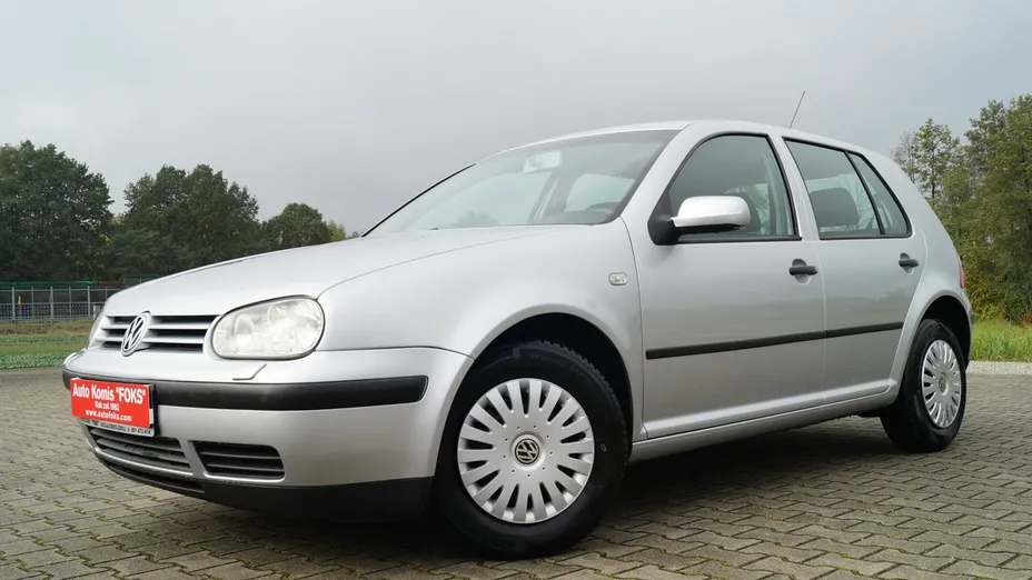 VOLKSWAGEN Golf -