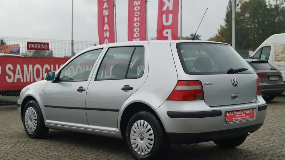 VOLKSWAGEN Golf -
