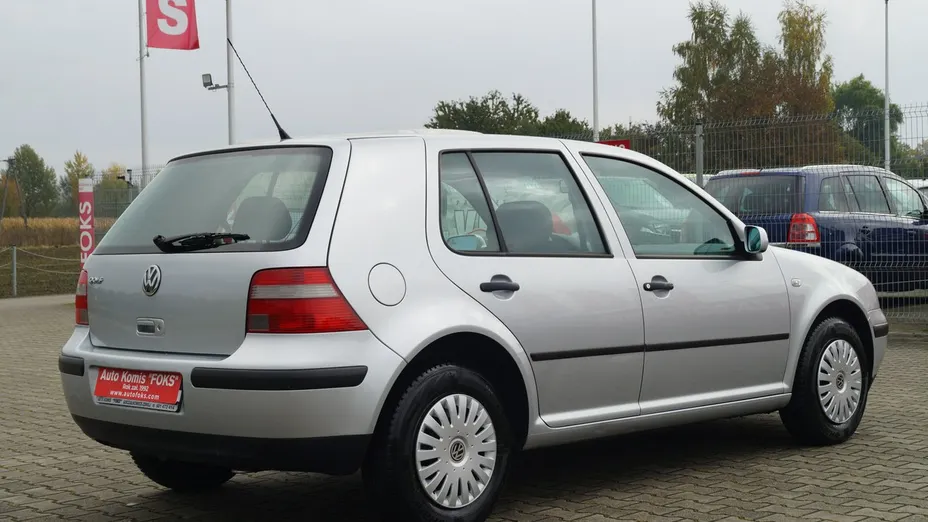 VOLKSWAGEN Golf -