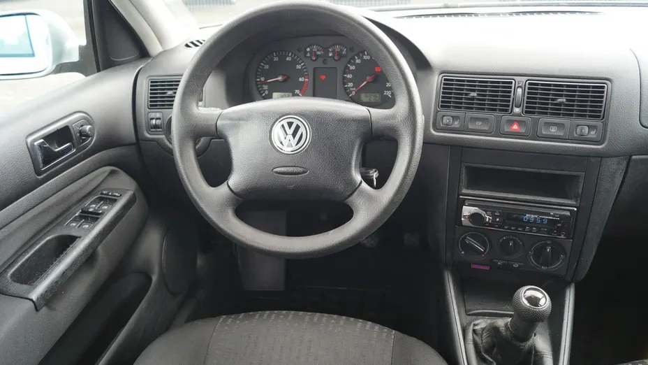 VOLKSWAGEN Golf -