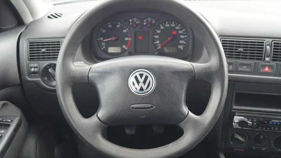 VOLKSWAGEN Golf -