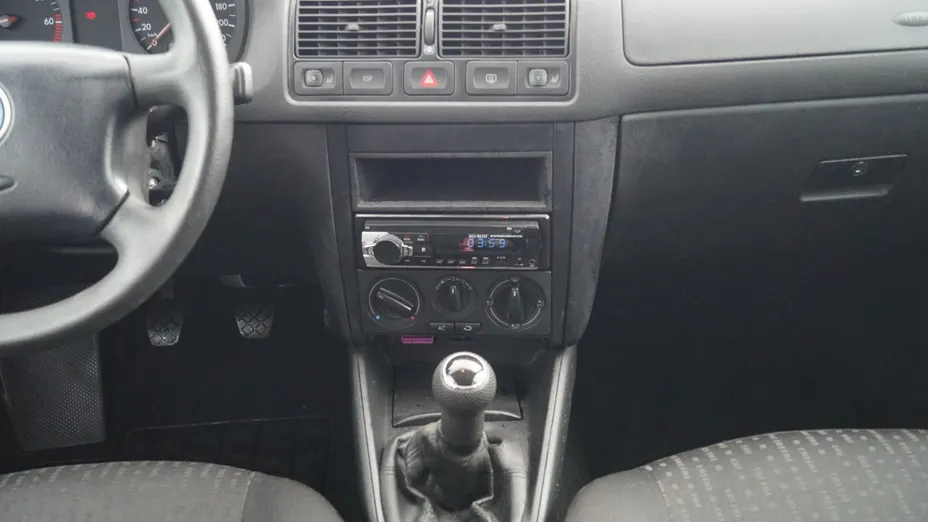 VOLKSWAGEN Golf -