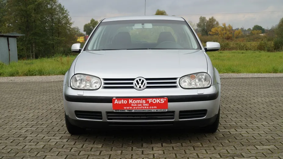 VOLKSWAGEN Golf -