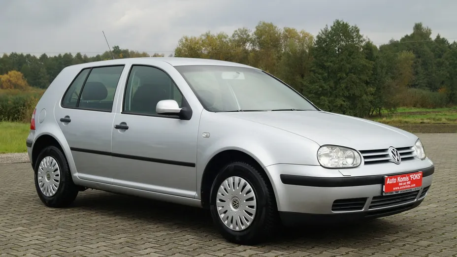 VOLKSWAGEN Golf -