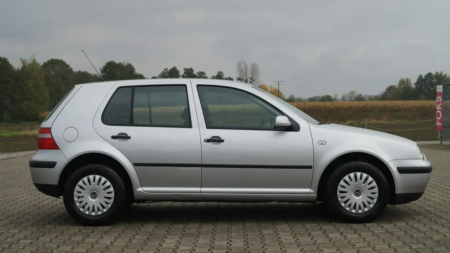 VOLKSWAGEN Golf -
