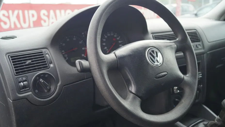 VOLKSWAGEN Golf -