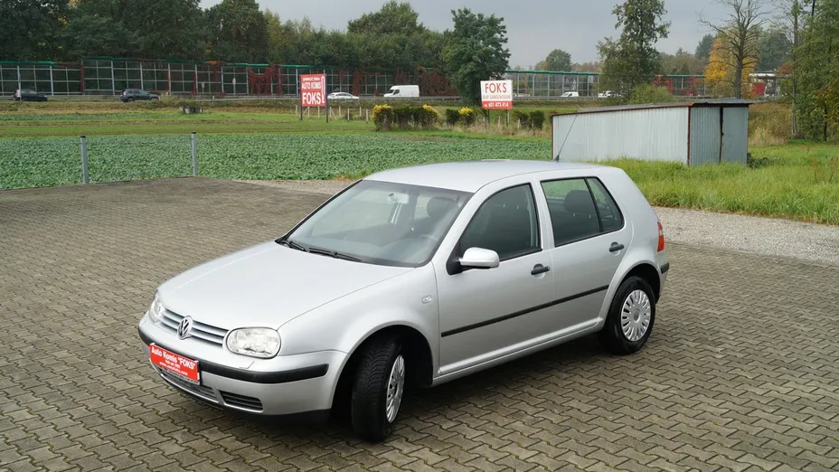 VOLKSWAGEN Golf -