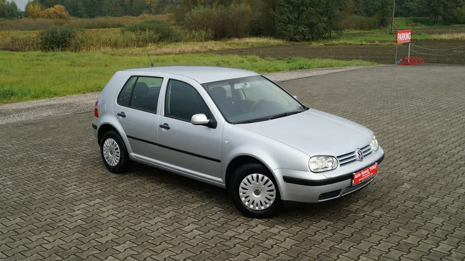 VOLKSWAGEN Golf -