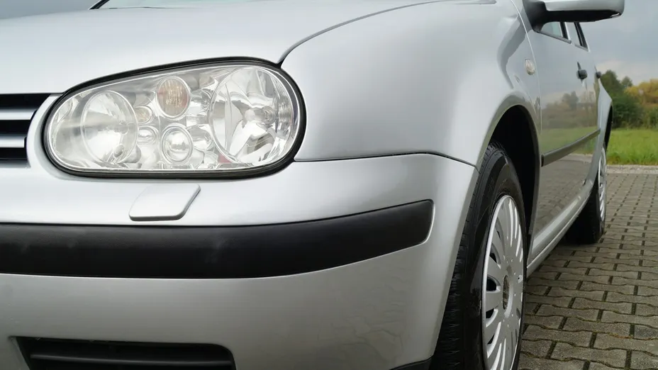 VOLKSWAGEN Golf -