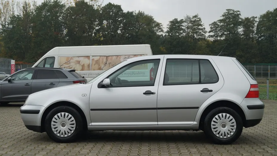 VOLKSWAGEN Golf -