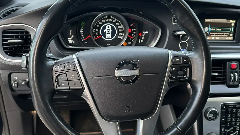 VOLVO V40 -