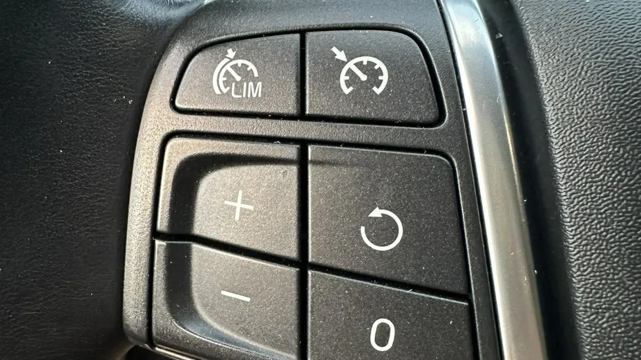 VOLVO V40 -