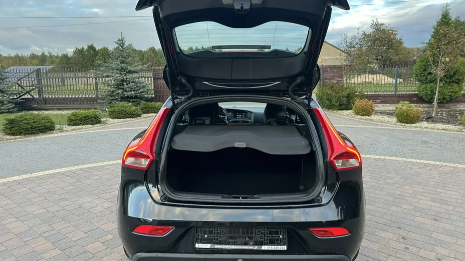 VOLVO V40 -