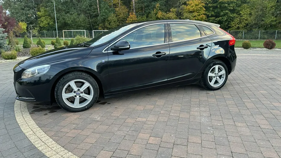 VOLVO V40 -