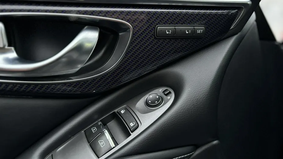 INFINITI Q60 -