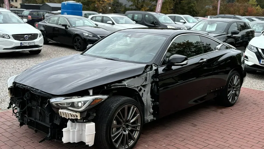 INFINITI Q60 -