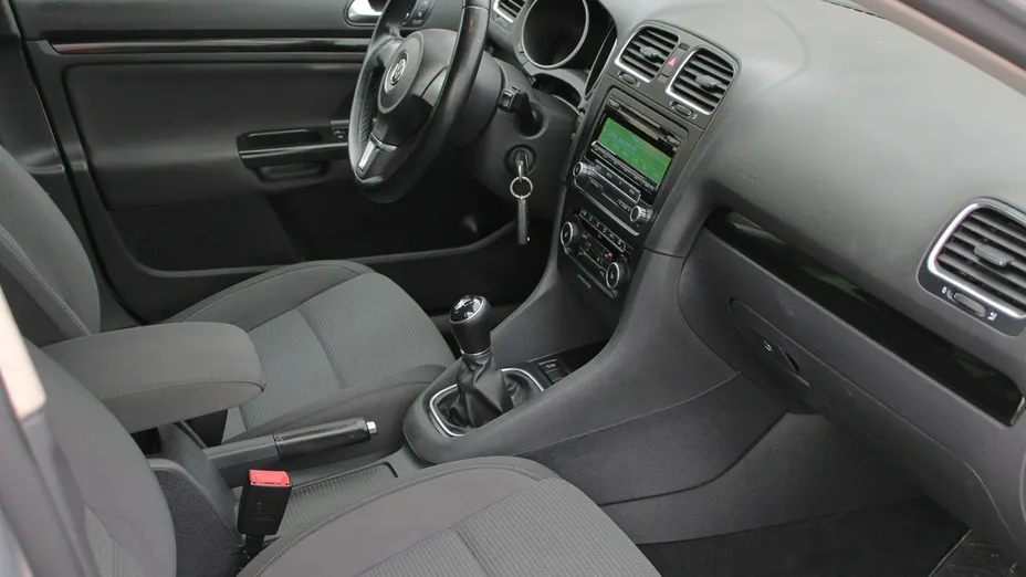 VOLKSWAGEN Golf -
