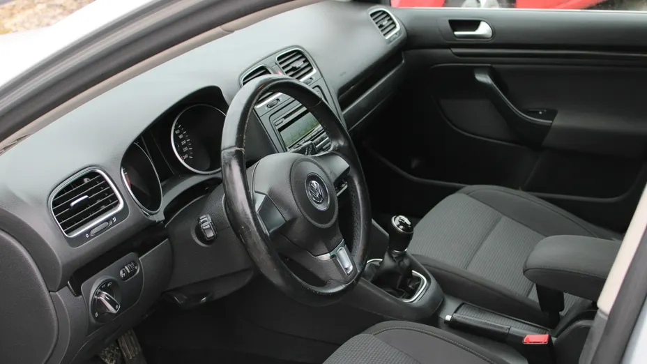 VOLKSWAGEN Golf -