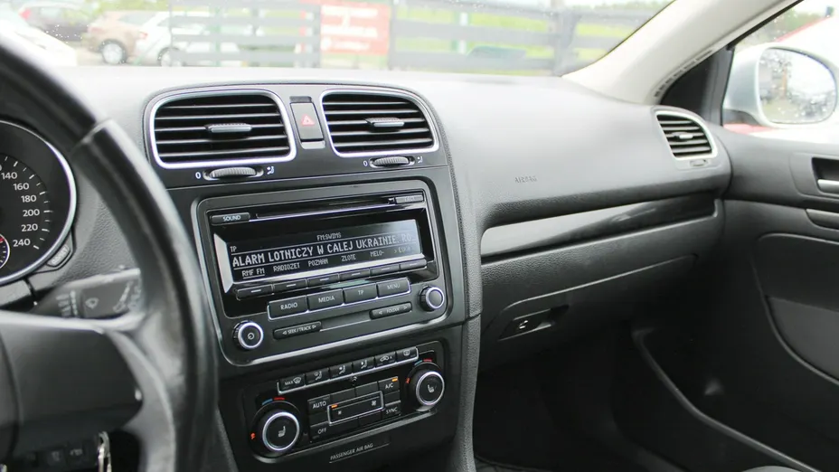 VOLKSWAGEN Golf -