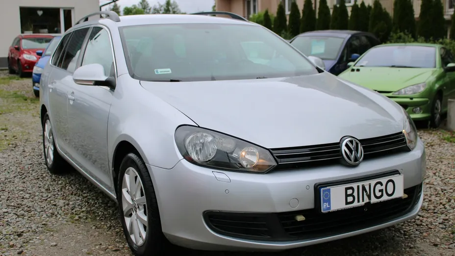 VOLKSWAGEN Golf -