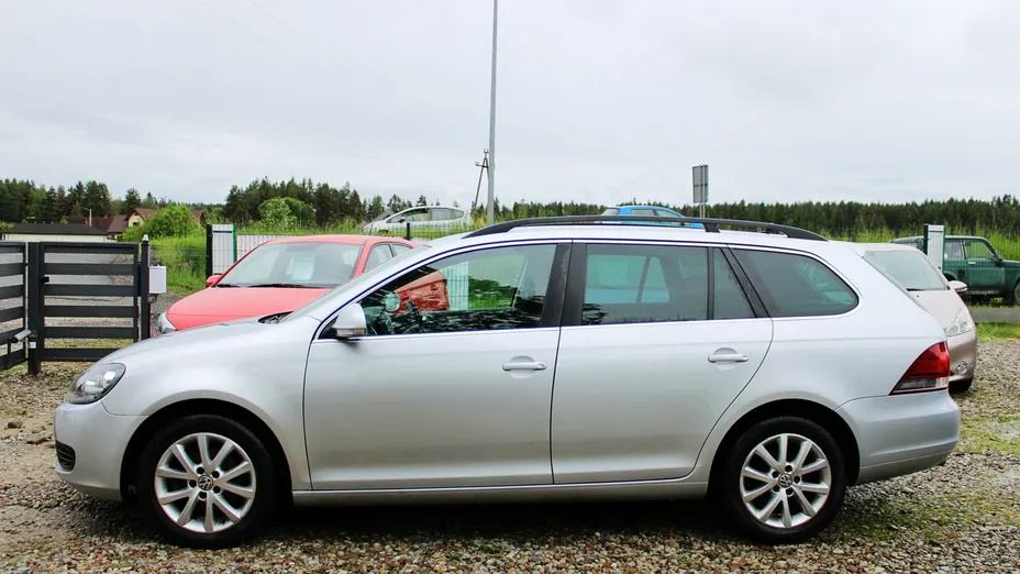 VOLKSWAGEN Golf -