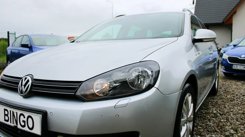 VOLKSWAGEN Golf -