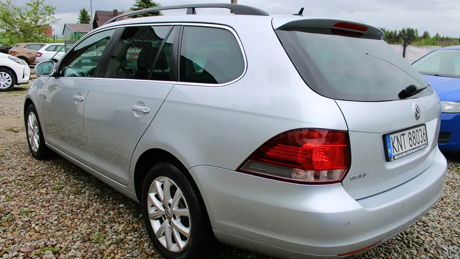 VOLKSWAGEN Golf -
