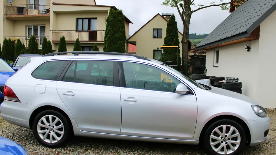 VOLKSWAGEN Golf -
