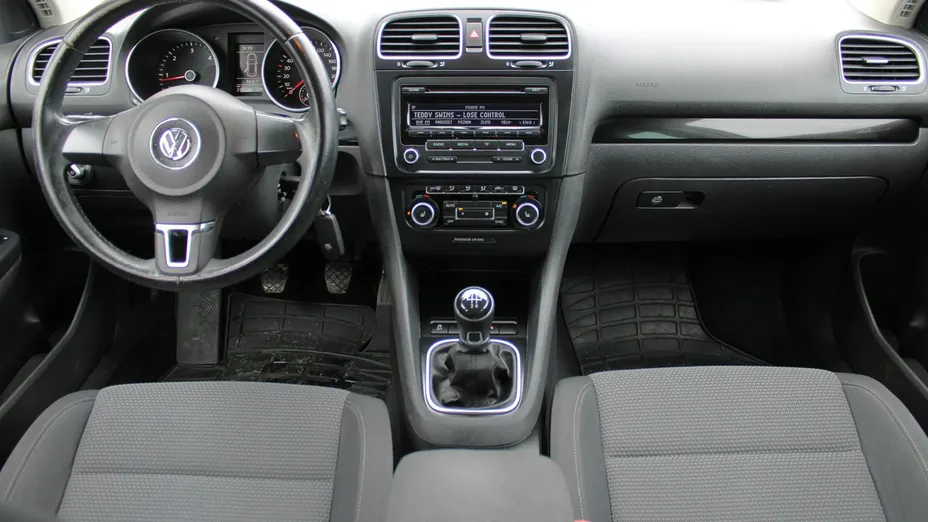 VOLKSWAGEN Golf -