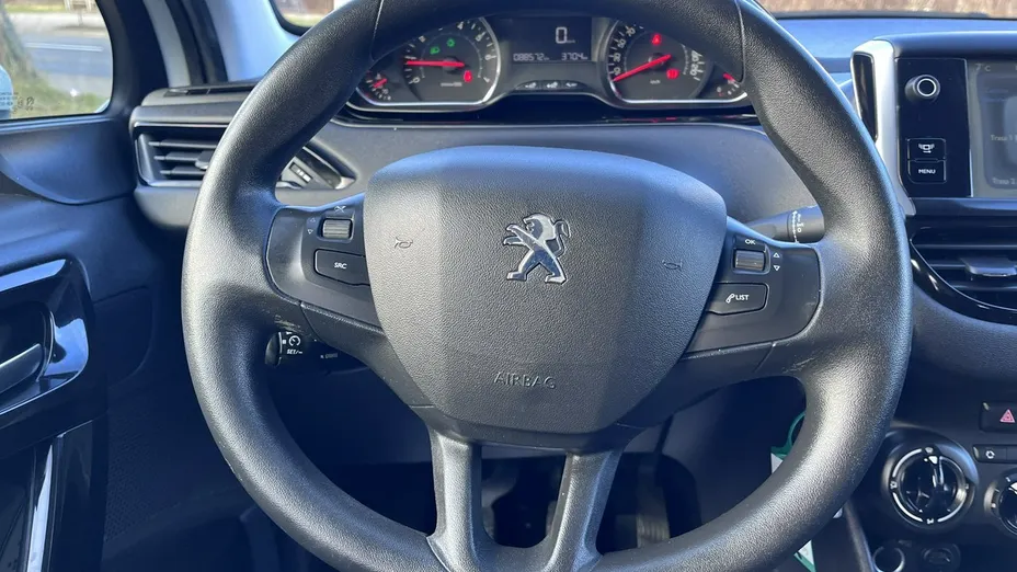 PEUGEOT 208 -