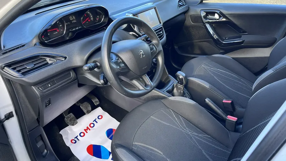 PEUGEOT 208 -