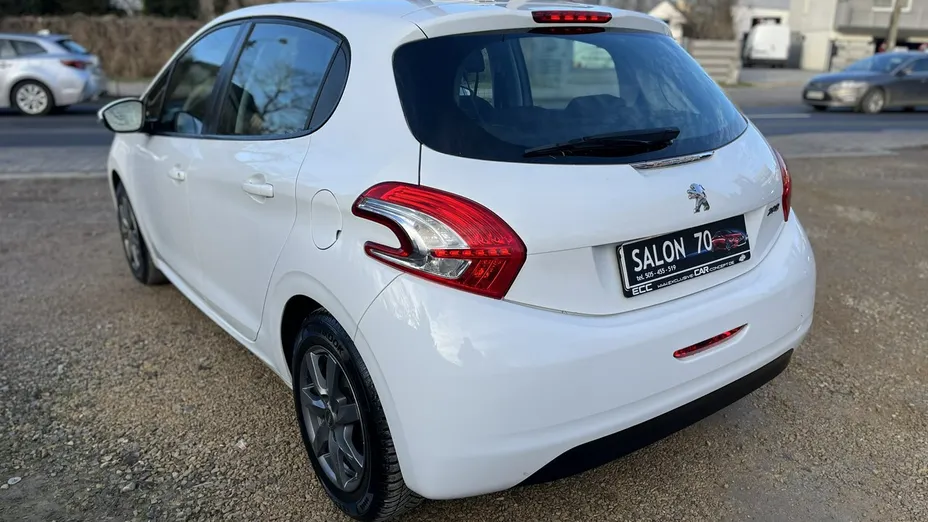 PEUGEOT 208 -