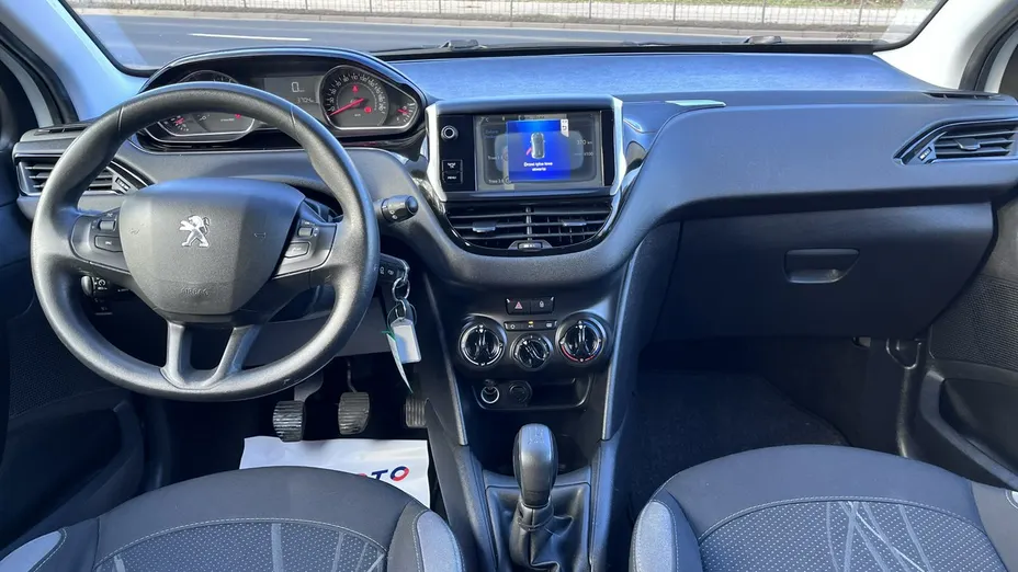 PEUGEOT 208 -