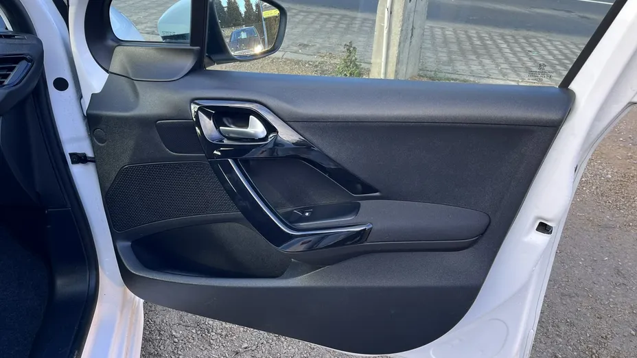 PEUGEOT 208 -