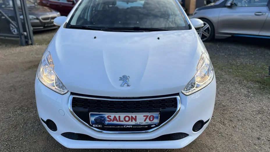 PEUGEOT 208 -