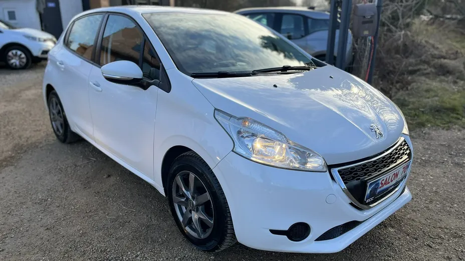 PEUGEOT 208 -