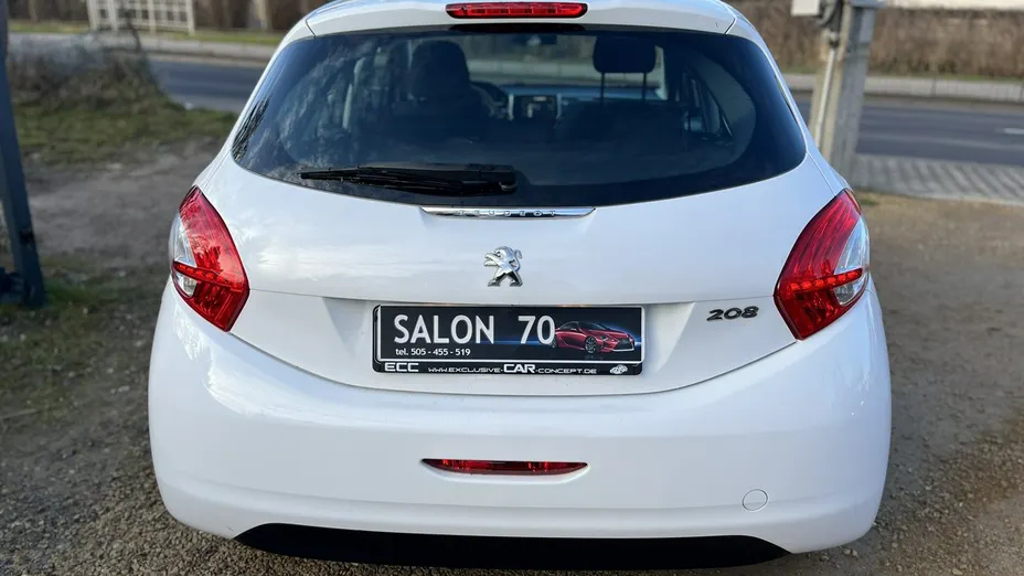 PEUGEOT 208 -