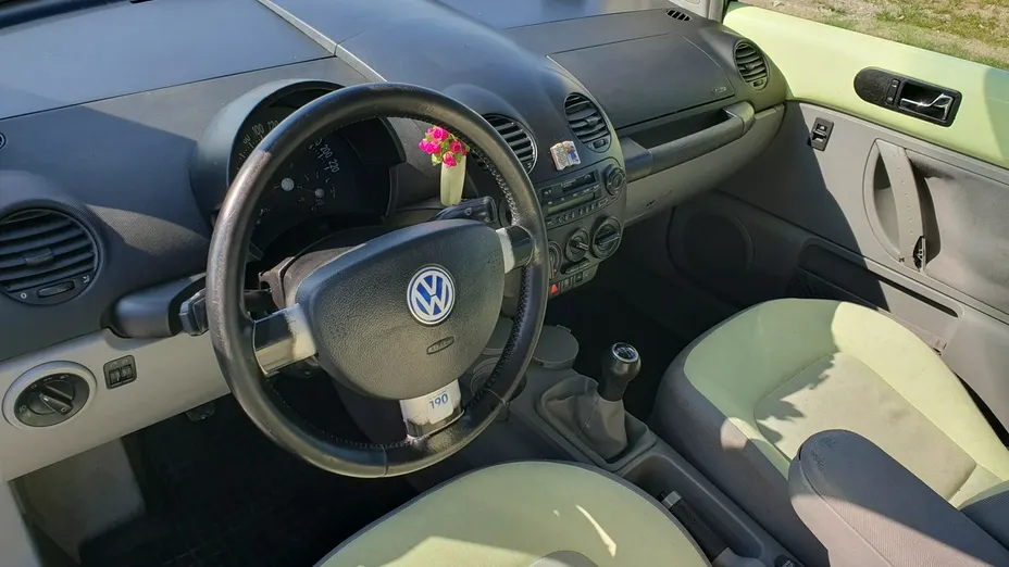 VOLKSWAGEN New Beetle -