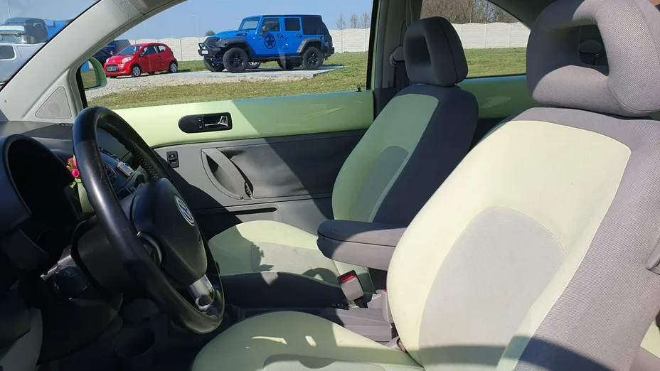 VOLKSWAGEN New Beetle -