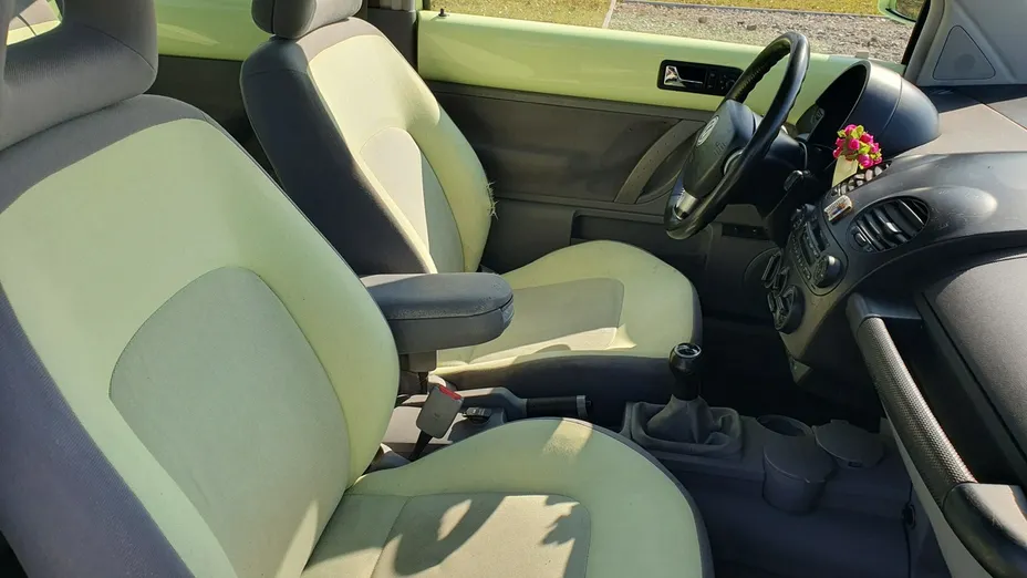 VOLKSWAGEN New Beetle -